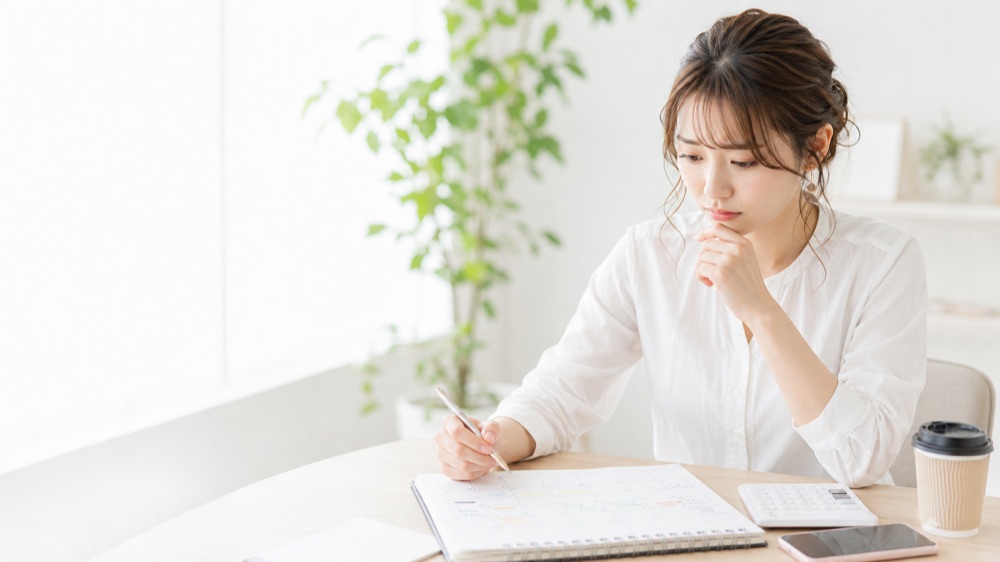 働き方と収入について悩む女性